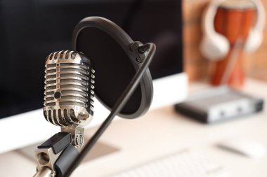 Profesyonel mikrofonla kayıt stüdyosunda durun.