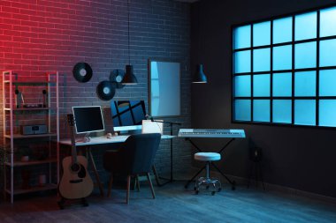 Çalışma yeri ve müzik aletleri olan karanlık kayıt stüdyosunun içi