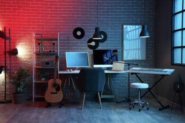 Çalışma yeri ve müzik aletleri olan karanlık kayıt stüdyosunun içi