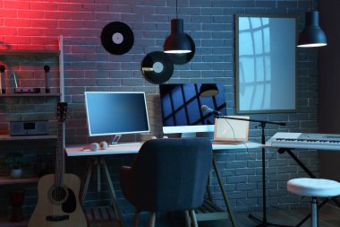 Çalışma yeri ve müzik aletleri olan karanlık kayıt stüdyosunun içi