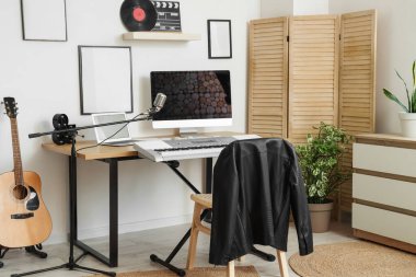 Çalışma yeri ve müzik aletleri olan modern kayıt stüdyosunun içi