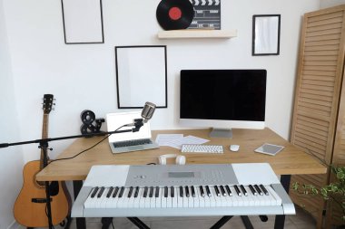 Çalışma yeri, mikrofon ve müzik aletleriyle kayıt stüdyosunun içi