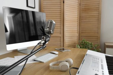 Kayıt stüdyosunda mikrofonla dur, kapat.