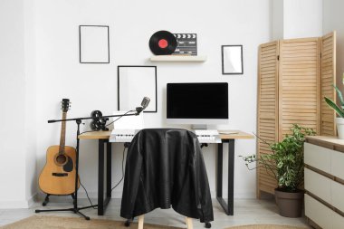 Çalışma yeri ve müzik aletleri olan modern kayıt stüdyosunun içi