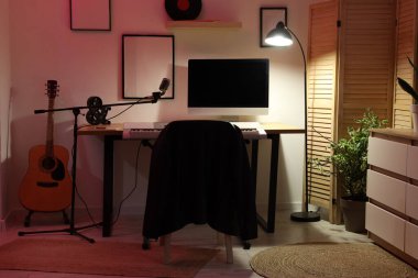 Çalışma yeri ve müzik aletleri olan karanlık kayıt stüdyosunun içi