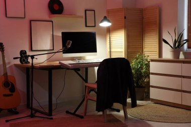 Çalışma yeri ve müzik aletleri olan karanlık kayıt stüdyosunun içi