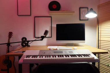 İş yeri, sentezleyici ve mikrofonlu karanlık kayıt stüdyosunun içi