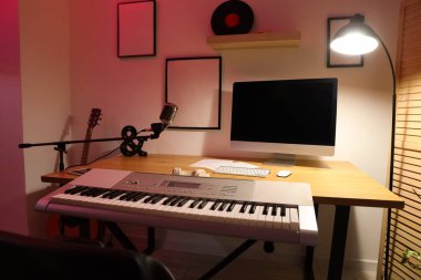 İş yeri, sentezleyici ve mikrofonlu karanlık kayıt stüdyosunun içi