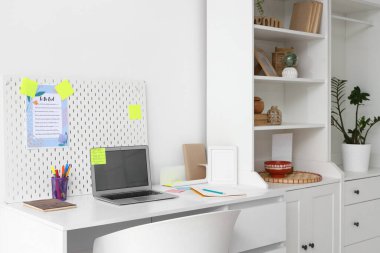 Ofiste boş dizüstü, tahta ve yapılacaklar listesi olan işyeri