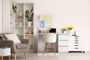 Çalışma alanı, tahta ve yapılacaklar listesi olan ofis içi