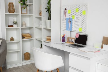 Çalışma alanı, tahta ve yapılacaklar listesi olan ofis içi