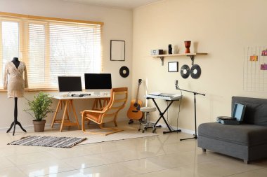 Çalışma yeri, manken ve müzik aletleriyle kayıt stüdyosunun içi