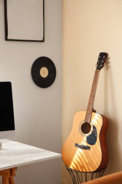 Gitar kayıt stüdyosundaki ışık duvarının yanında.