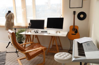 Çalışma yeri, manken ve müzik aletleriyle kayıt stüdyosunun içi