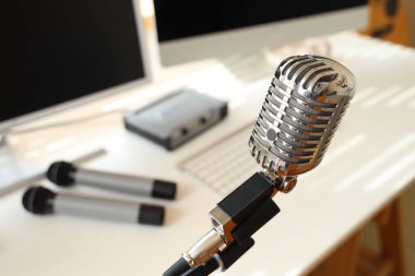 Profesyonel mikrofon kayıt stüdyosunda, yakın plan.