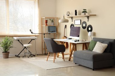 Çalışma yeri ve müzik aletleriyle kayıt stüdyosunun içi