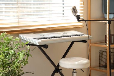 Kayıt stüdyosunda mikrofonu olan modern sentezleyici