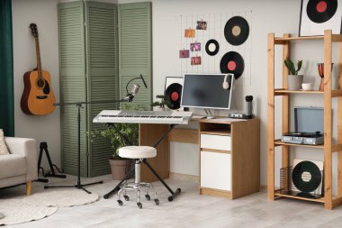 Çalışma yeri, müzik aletleri ve raf ünitesi olan kayıt stüdyosunun içi