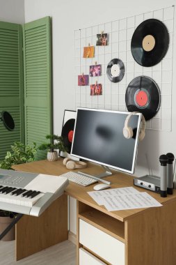Çalışma yeri, pim tahtası ve vinil diskleri olan kayıt stüdyosunun içi