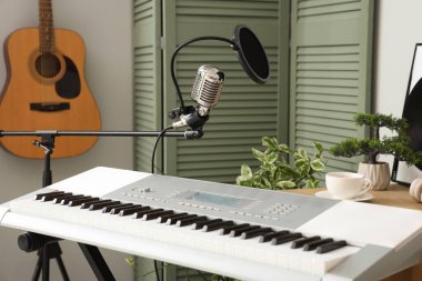 Sentezleyici ve mikrofonla kayıt stüdyosunda bekle.