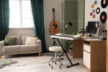 Çalışma yeri, müzik aletleri ve kanepesi olan kayıt stüdyosunun içi