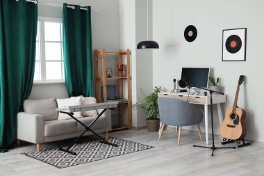 Çalışma yeri, kanepe ve müzik aletleriyle kayıt stüdyosunun içi