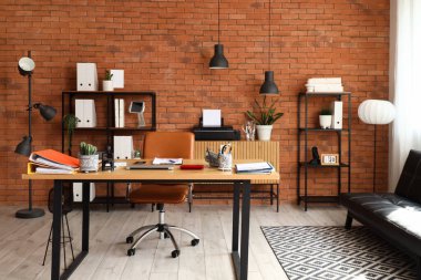 Muhasebecinin işyeri ve raf üniteleriyle birlikte ofis içi.