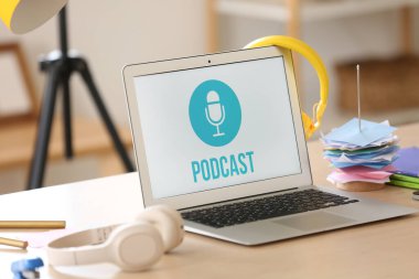 Podcaster 'ın stüdyosundaki kulaklıklı laptop, yakın plan.