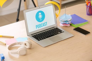 Podcaster 'ın stüdyosundaki kulaklıklı laptop, yakın plan.