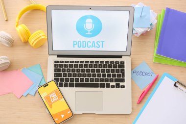 masadaki podcast 'li laptop ve cep telefonu, üst görünüm