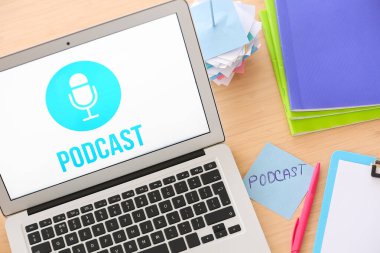 Sözcük PODCAST ve dizüstü bilgisayarlı kağıt, üst görünüm
