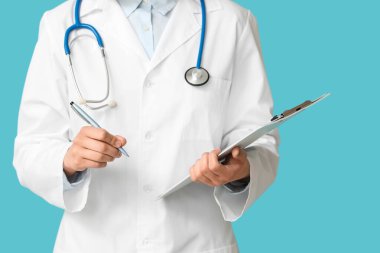 Stetoskop ve mavi arka planda panosu olan kadın kardiyolog, yakın plan.