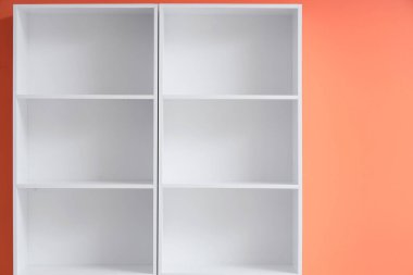 Renk duvarının yanında boş beyaz raf ünitesi