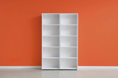 Odanın duvarının yanında boş beyaz raf ünitesi