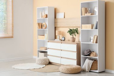 Kitap rafları ve klozeti olan odanın içi