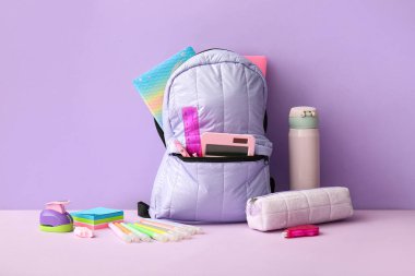 Termos, okul çantası ve eflatun kaplamalı kalem çantası.