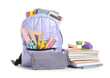 Okul çantası ve kalem çantası beyaz arkaplanda izole edilmiş kırtasiye malzemesi