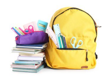 Okul çantası, kalem kutusu ve kırtasiye malzemesi beyaz arkaplanda izole edildi