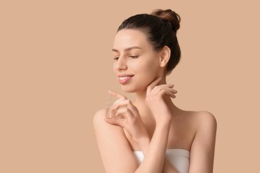 Kahverengi arka planda ampulü olan güzel bir genç kadın.