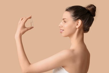 Kahverengi arka planda ampulü olan güzel bir genç kadın.