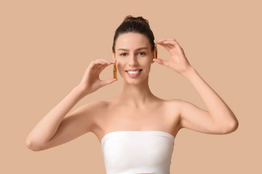 Kahverengi arka planda ampulleri olan güzel bir genç kadın.