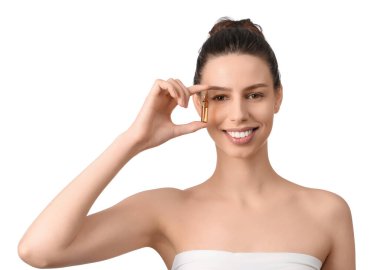 Beyaz arka planda ampulü olan mutlu genç bir kadın.