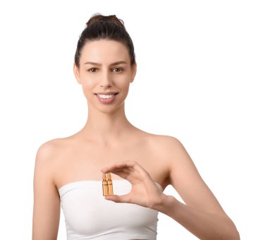 Beyaz arka planda ampulleri olan gülümseyen genç bir kadın.