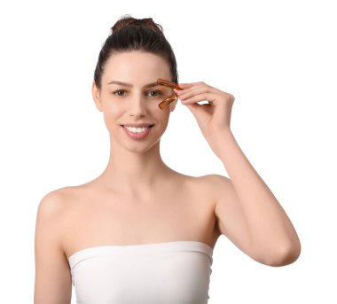 Beyaz arka planda ampulleri olan gülümseyen genç bir kadın.