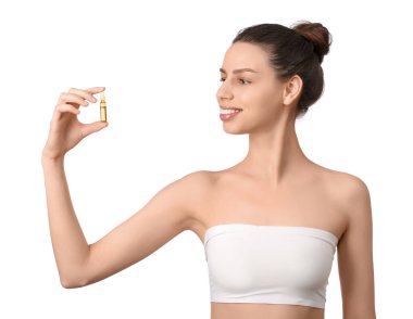 Beyaz arka planda ampulü olan güzel genç bir kadın.