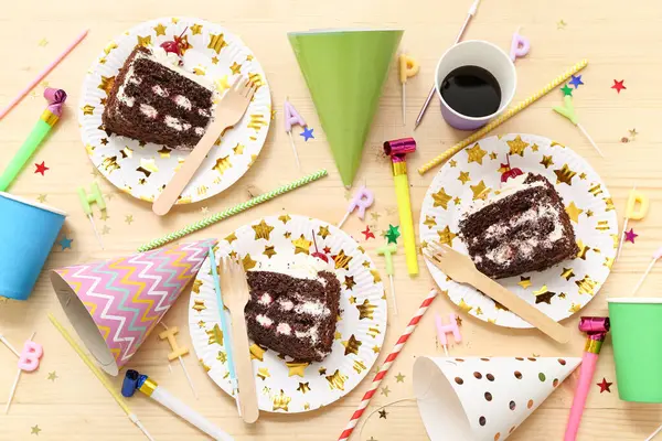 Lezzetli doğum günü pastası tabakları ve ahşap arka planda doğum günü partisi için dekorasyon.