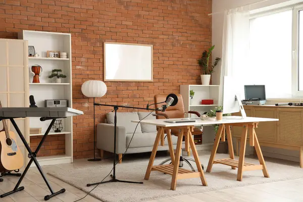 Çalışma yeri, kanepe ve raf üniteleri olan kayıt stüdyosunun içi