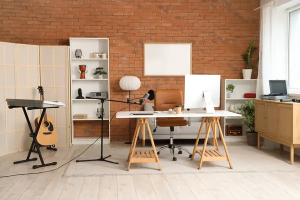 Çalışma yeri, kanepe ve müzik aletleriyle kayıt stüdyosunun içi