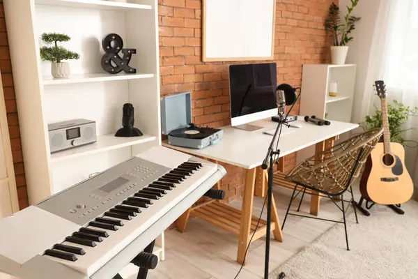 Çalışma yeri ve müzik aletleriyle kayıt stüdyosunun içi