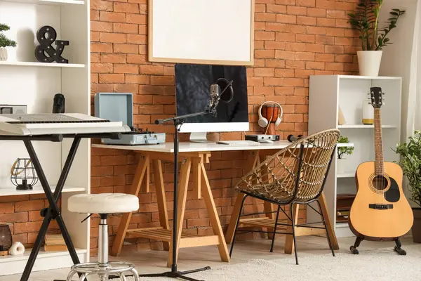 Çalışma yeri ve müzik aletleriyle kayıt stüdyosunun içi